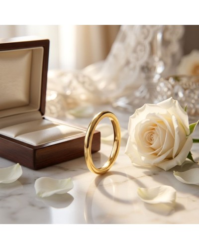 Alliance bombée fine femme en or près d'une rose blanche et d'un coffret, image élégante et luxueuse.