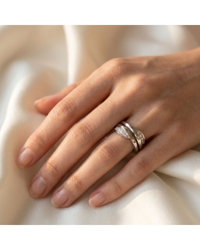 Alliance DEAR sertie de 8 diamants femme en or sur doigt, anneaux multiples brillants et élégants.