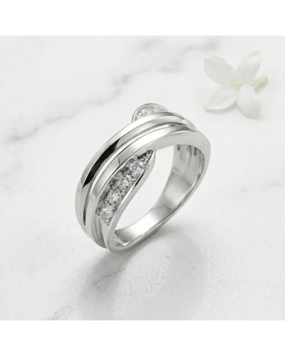 Alliance DEAR sertie de 8 diamants femme en or, bague moderne à lignes croisées et pierres scintillantes.