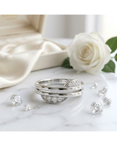 Alliance DEAR sertie de 8 diamants femme en or, bague moderne avec diamants scintillants sur fond marbre et rose blanche.