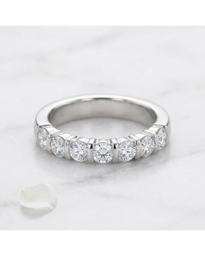Alliance baguette sertie de 7 diamants, bague femme en or blanc brillant, vue de face sur fond clair
