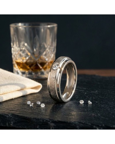 Alliance HUTCH sertie d'un diamant homme en or: bague masculine en or avec petit diamant, accompagné de verre et cubs à côté.