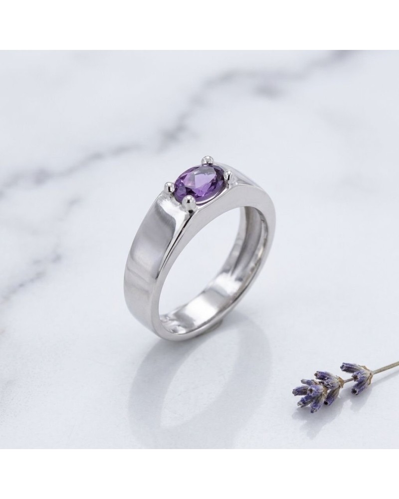 Alliance CLASSIC TWO CLOS sertie d'une améthyste: bague argentée avec pierre violette ovale, monture prong, pose sur marbre avec
