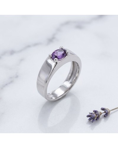 Alliance CLASSIC TWO CLOS sertie d'une améthyste: bague argentée avec pierre violette ovale, monture prong, pose sur marbre avec