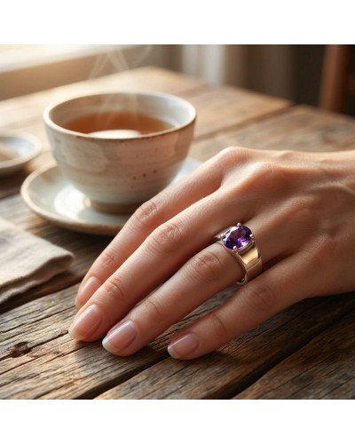 Alliance CLASSIC TWO CLOS avec bague sertie d'une améthyste sur une main, près d'une tasse de thé.