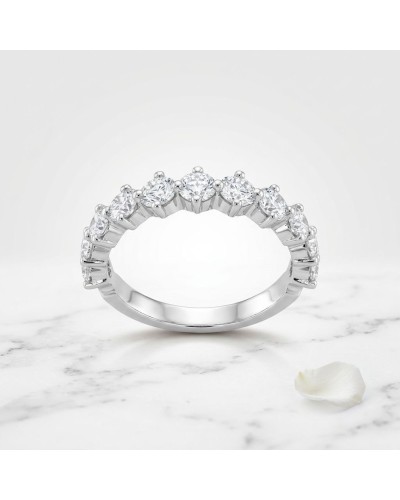 Alliance en or serti griffes extérieure avec 11 diamants sur demi-tour, design éblouissant et élégant.