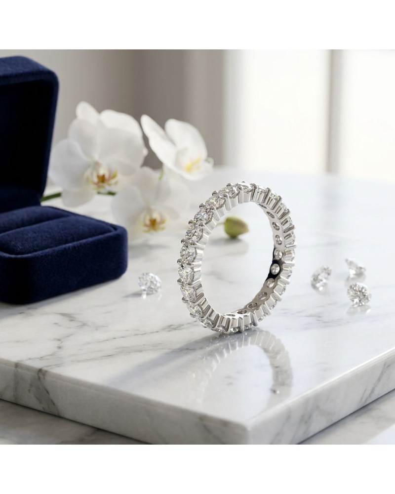 Alliance tour complet avec griffes extérieures sertie de 20 diamants sur bague et bijoux assortis sur marbre blanc