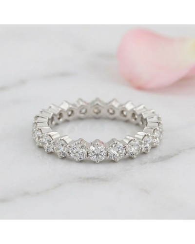 Alliance de diamant en bague éternité sertie de pierres scintillantes, argentée, avec griffes extérieures et 20 diamants pairs.