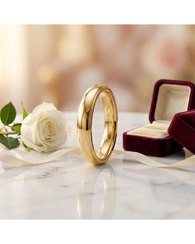 Alliance moyennement bombée femme en or: bague en or jaune posée sur marbre avec rose blanche et boîte à bijoux bordeaux ouvert.