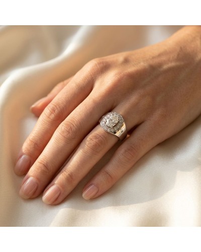 Alliance Penelope en or sertie de 15 diamants et oxyde sur doigt; bijou élégant.