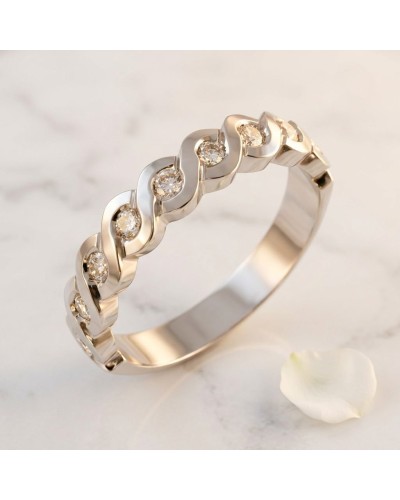 Alliance en vague sertie de 9 diamants en or blanc, anneau délicat avec motifs ondulés et diamants brillants.