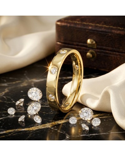 Alliance homme en or sertie de diamants, bracelet doré avec diamants ronds autour, éclats et pierres dispersed sur marbre.