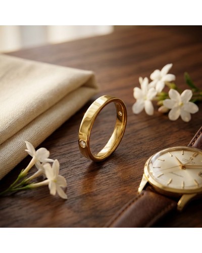 Alliance homme en or avec deux diamants sertis, posé sur bois avec montre dorée et fleurs blanches (design élégant).