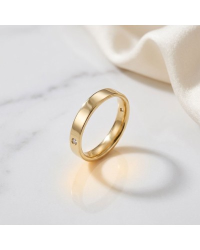 Alliance homme en or sertie de 2 diamants, bande lisse et brillante sur fond blanc.