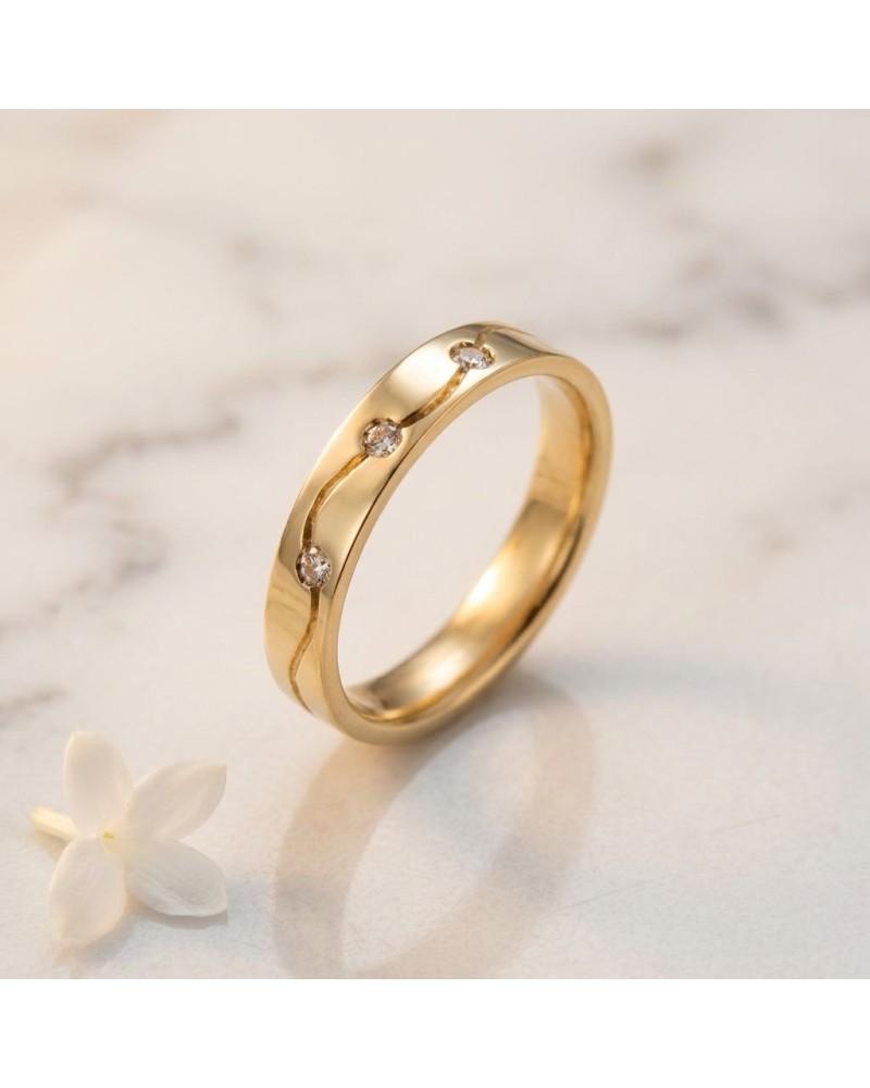 Alliance avec vague gravée et 3 diamants femme en or - bague dorée délicate, motifs ondulés et pierres scintillantes.