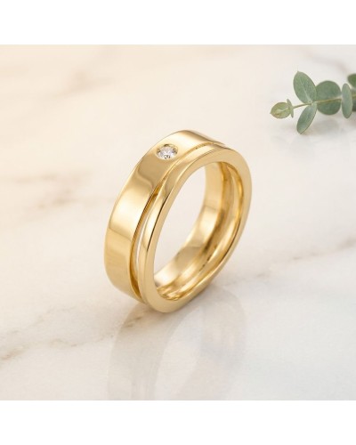 Alliance vague sertie d'un diamant sur bague homme en or jaune, joyau solitaire visible.