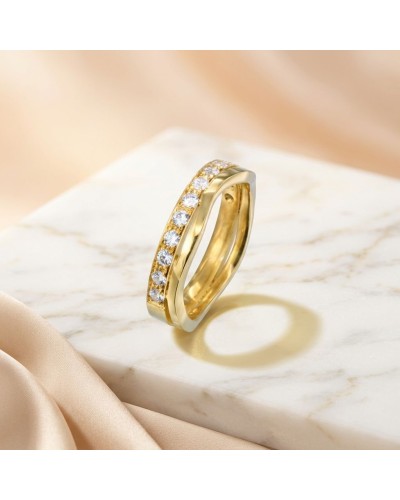 Alliance dorée sertie de 13 diamants pour femme, vue rapprochée sur anneau éblouissant.