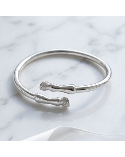 Bracelet Galop en argent rhodié, ouvert, serti de 57 oxydes blancs Equimasters, design antique équestre.