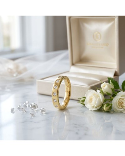Alliance demi-empierrée en or jaune avec 8 diamants pavés, entourée de bijoux éclatants et boîte cadeau luxueuse.