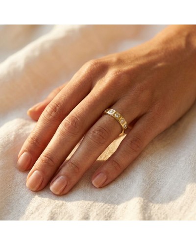 Alliance demi-empierrée 8 diamants femme en or portée sur doigt, dorée et élégante.