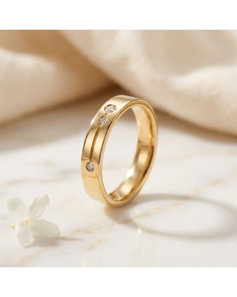 Alliance femme en or avec ligne gravée sertie de 3 diamants, bijoux élégant et raffiné.