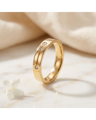 Alliance femme en or avec ligne gravée sertie de 3 diamants, bijoux élégant et raffiné.