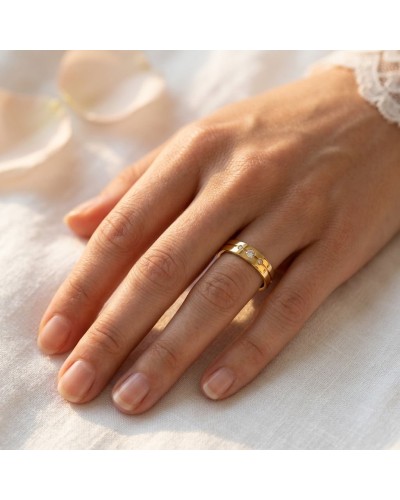 Alliance femme en or avec une ligne gravée et trois diamants sertis sur le doigt