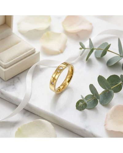 Alliance avec une ligne gravée sertie de 3 diamants femme en or, sur fond blanc avec fleurs et feuillage.