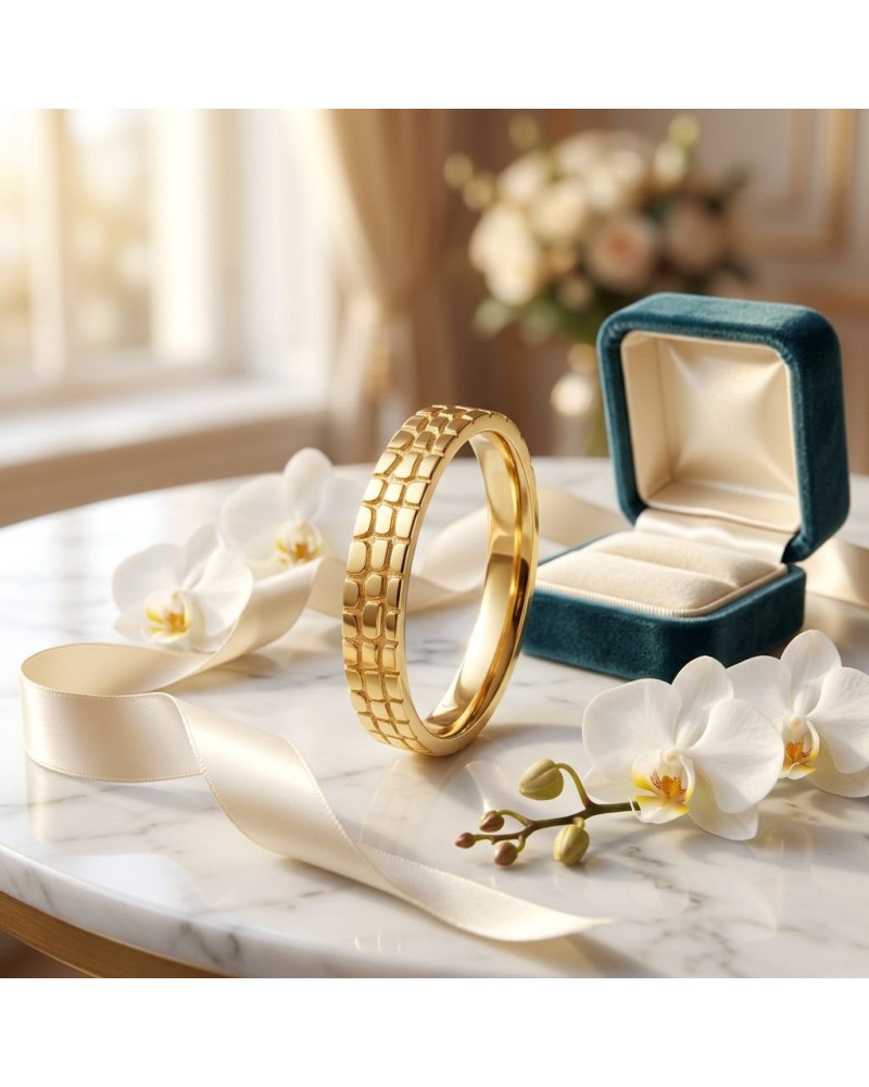 Alliance demi-effet CROCO femme en or—bague dorée sur marbre, avec boîte jewelry et orchidées blanc crème.