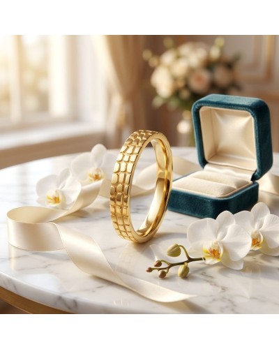 Alliance demi-effet CROCO femme en or—bague dorée sur marbre, avec boîte jewelry et orchidées blanc crème.