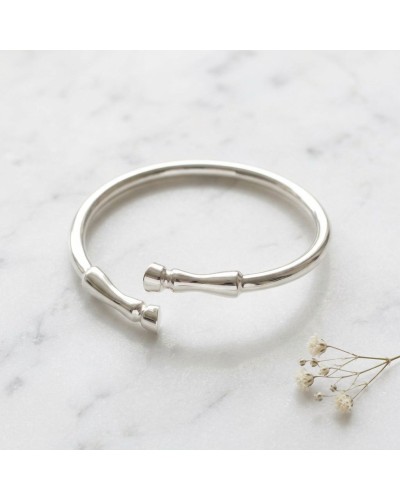 Bracelet GALOP en argent rhodié, ouvert, avec embouts nud jointure torsadée, posé sur marbre blanc.
