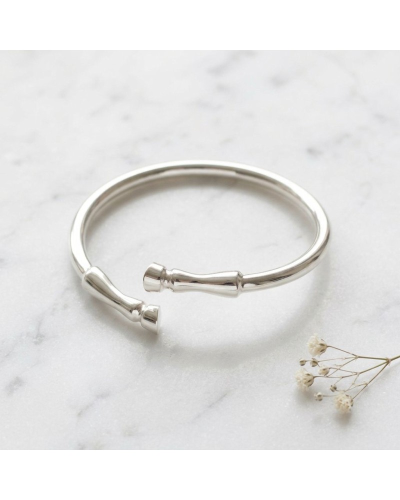 Bracelet GALOP en argent rhodié, ouvert, avec embouts nud jointure torsadée, posé sur marbre blanc.