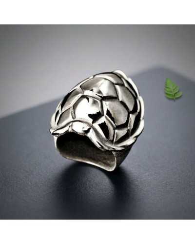 Bague TORTUE metal argentée avec plaquage sculpté en motif écailles, surfond gris, petite feuille verte à côté.