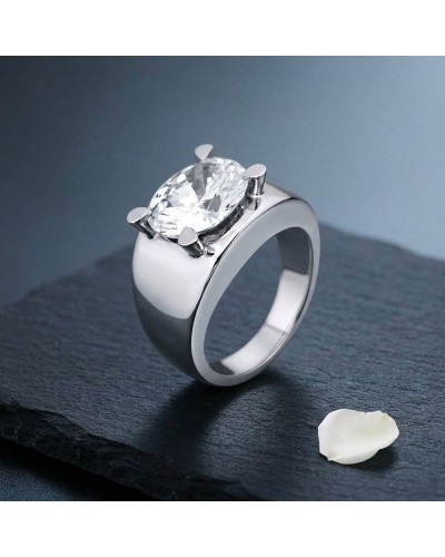 Bague PIKIRAN en métal argenté avec pierre précieuse ronde facettée, sertie sur quatre griffes, sur une surface sombre.