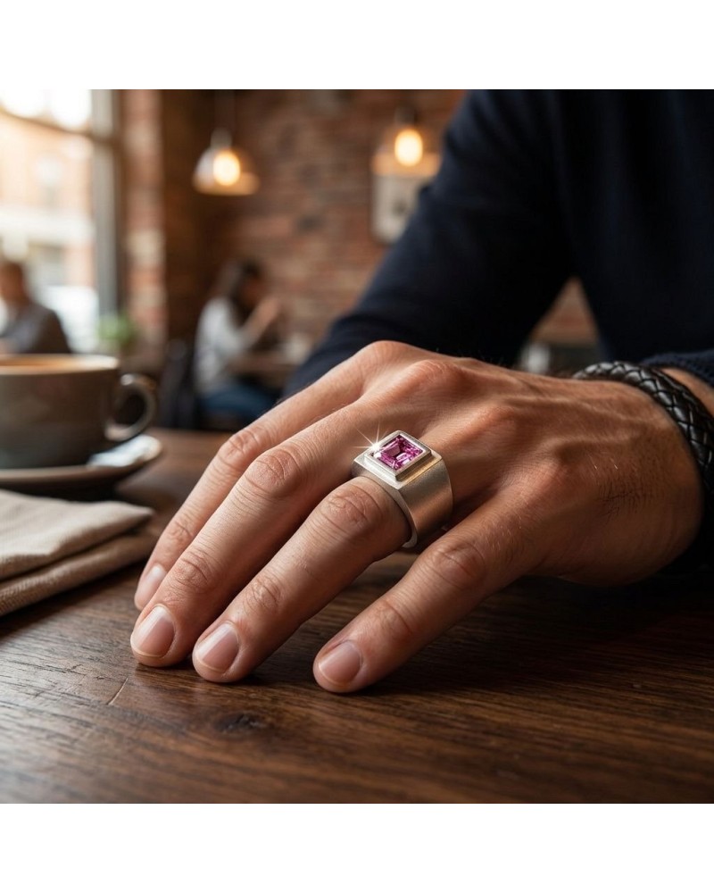 Bague MASA DEPAN métallique avec pierre pink square sur doigt d’homme, lifestyle café en arrière-plan.
